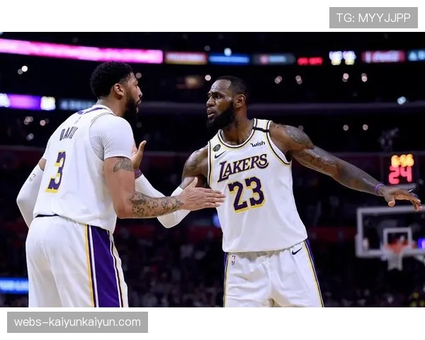 特写:詹姆斯与安东尼-戴维斯在场边激烈讨论防守策略 特写:詹姆斯与安东尼-戴维斯在场边激烈讨论防守策略