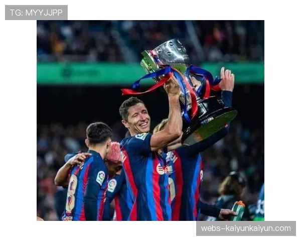 莱万绝杀后与队友相拥庆祝，巴萨逆转十人马竞